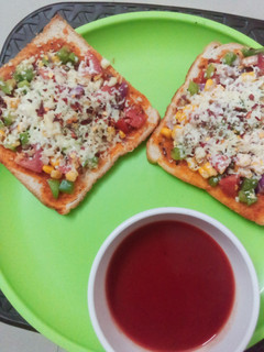 બ્રેડ પીઝા (bread pizza Recipe in Gujarati) રેસીપી મુખ્ય ફોટો