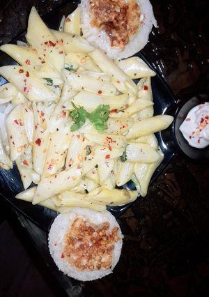 A picture of Creamy pasta.