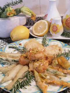 Foto di Bocconcini di pollo fritti in pastella alla birra, panati con granella di pistacchio