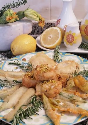 Foto di Bocconcini di pollo  fritti in pastella alla birra,  panati con granella di pistacchio