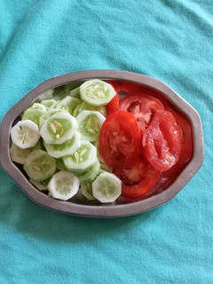 કાકડી ટામેટા નું સલાડ (Cucumber Tomato Salad Recipe In Gujarati) રેસીપી મુખ્ય ફોટો