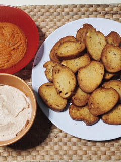 Una foto de Picoteo de emergencia: pan de ajo con patés de queso y de bacalao