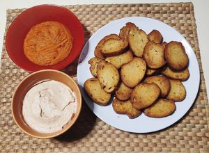 Foto principal de Picoteo de emergencia: pan de ajo con patés de queso y de bacalao