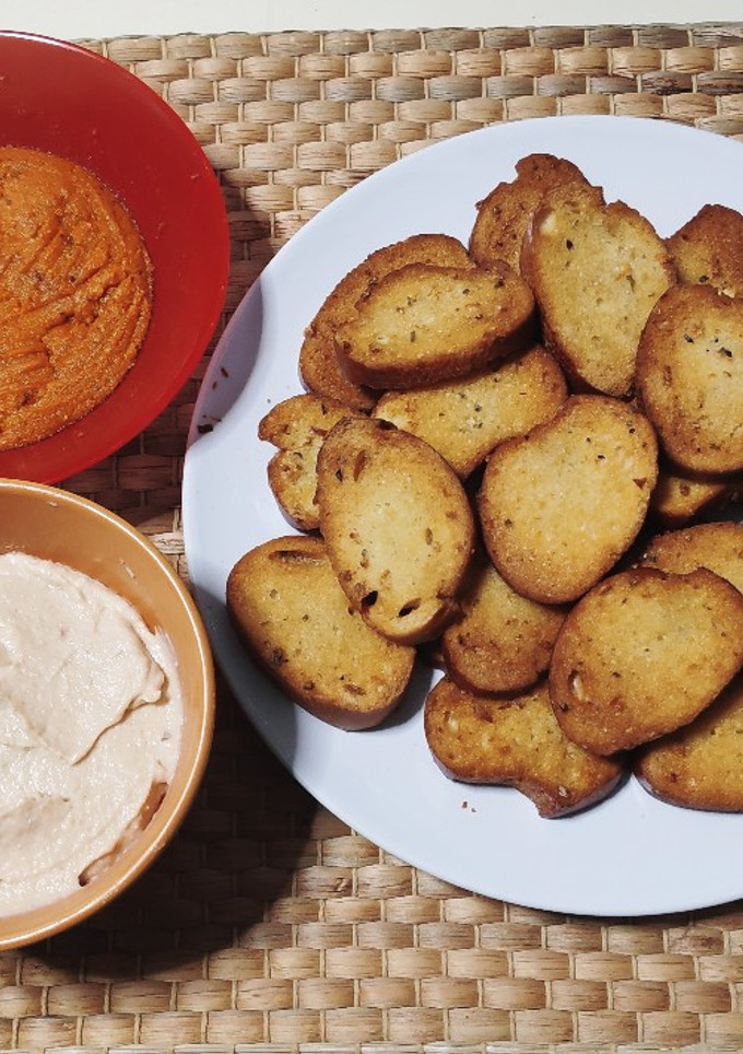 Una foto de Picoteo de emergencia: pan de ajo con patés de queso y de bacalao
