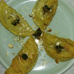A picture of Paan and gulkand Gujiya.