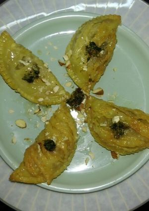 A picture of Paan and gulkand Gujiya.