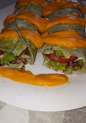 Una foto de Fajitas de acelga rellenas y salsa de zanahoria