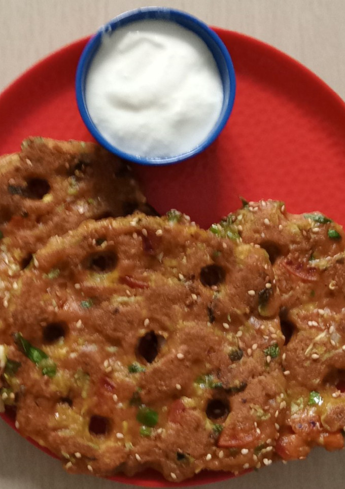 થાલી પીઠ (Thali Peeth Recipe In Gujarati) રેસીપી મુખ્ય ફોટો