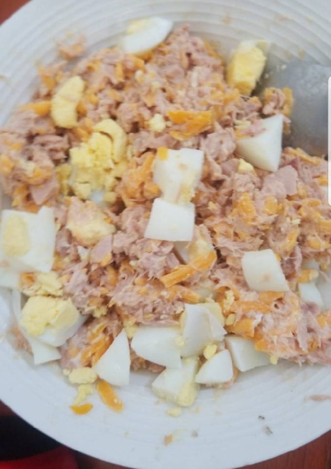 Una foto de Ensalada de atún, queso cheddar y huevo