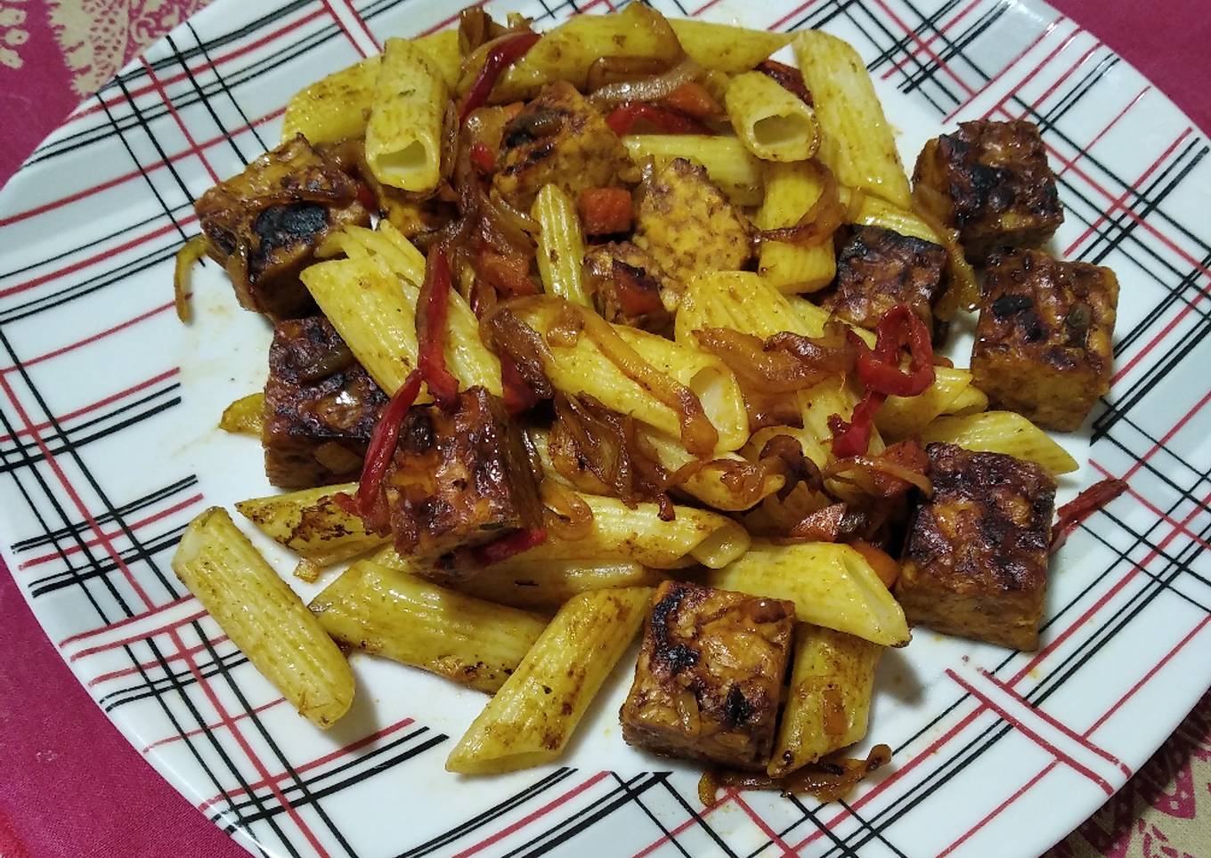 Pasta vegana con tempeh y vegetales salteados :)