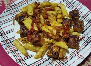 Una foto de Pasta vegana con tempeh y vegetales salteados :)