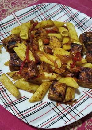 Una foto de Pasta vegana con tempeh y vegetales salteados :)