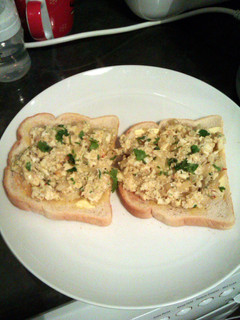 A picture of spicy scrambled eggs on toast.