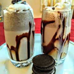 A picture of Oreo milkshake with vanilla ice cream.