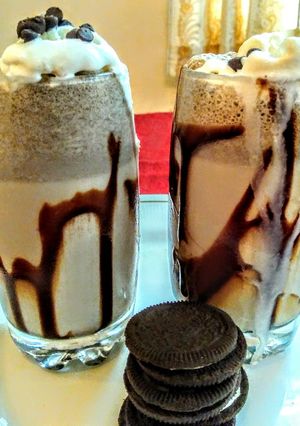 A picture of Oreo milkshake with vanilla ice cream.