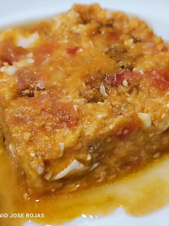 Una foto de Huevos revueltos en tomate 🍅🍅