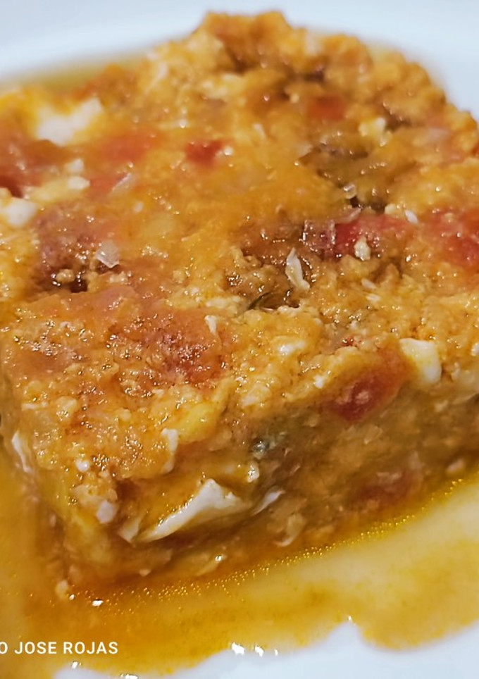 Una foto de Huevos revueltos en tomate 🍅🍅