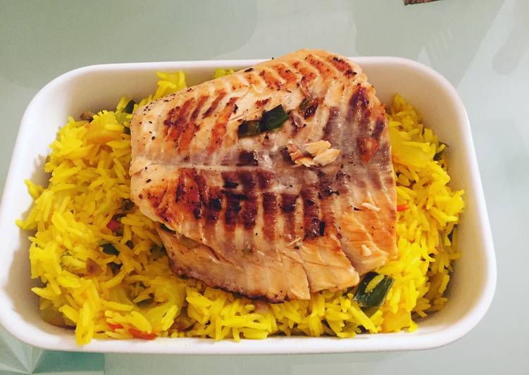طريقة عمل رز بالخضار مع سمك السلمون