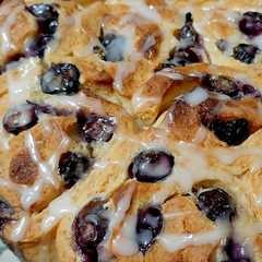 A picture of Cinnamon rolls con arándanos.