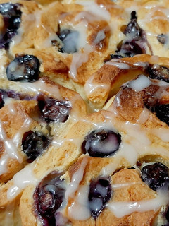 Una foto de Cinnamon rolls con arándanos