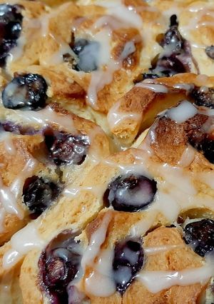 Una foto de Cinnamon rolls con arándanos