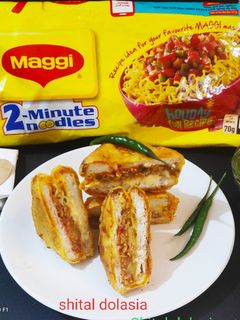 चीज़ी मैगी ब्रेड पकौड़ा (Cheesy maggi bread pakoda recipe in hindi) रेसिपी मुख्य फोटो