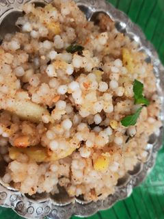 साबुदाणा खिचडी (sabudana khichdi recipe in marathi) रेसिपी चे मुख्य फोटो