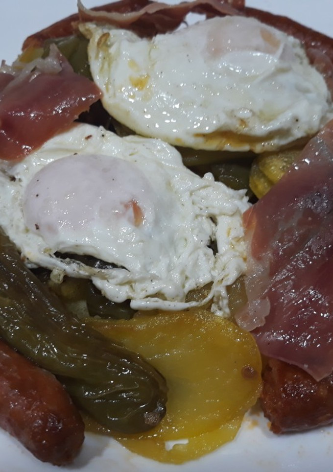 Una foto de Patatas a lo pobre con chistorra jamón y huevos