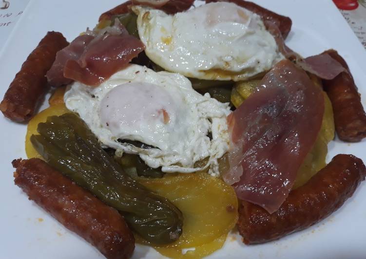 Patatas a lo pobre con chistorra jamón y huevos