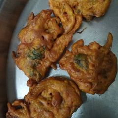 A picture of Hot and spicy Kanda bhajiya.