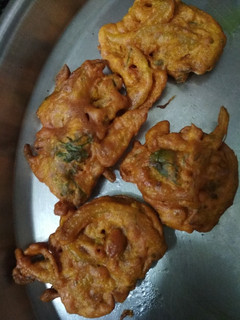A picture of Hot and spicy Kanda bhajiya.