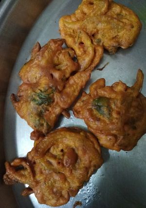 A picture of Hot and spicy Kanda bhajiya.