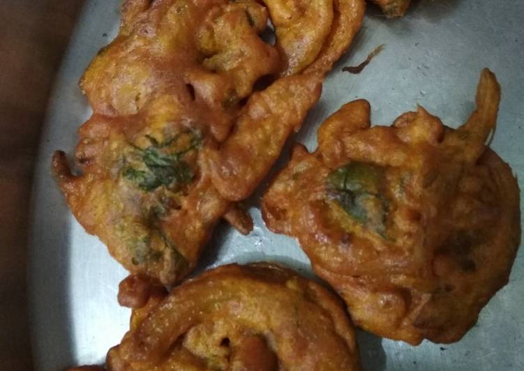 Hot and spicy Kanda bhajiya