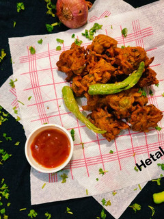 કાંદા ભજીયા (Kanda Bhajiya Recipe In Gujarati) રેસીપી મુખ્ય ફોટો