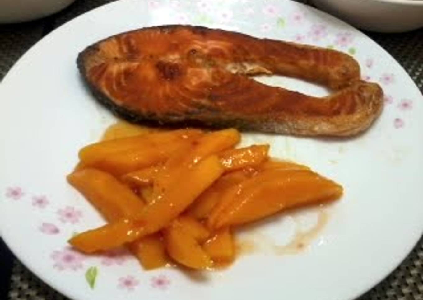 Salmon With Spicy Mango Salsa