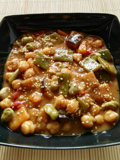 Una foto de Curry de garbanzos con verduras