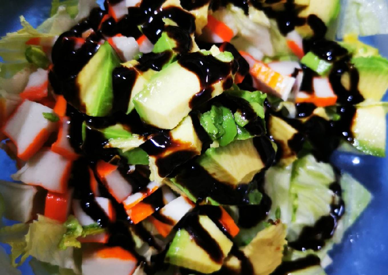 Ensalada de aguacate y surimi