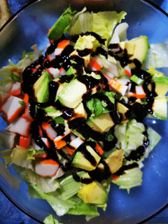 Una foto de Ensalada de aguacate y surimi