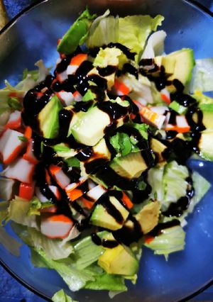 Una foto de Ensalada de aguacate y surimi