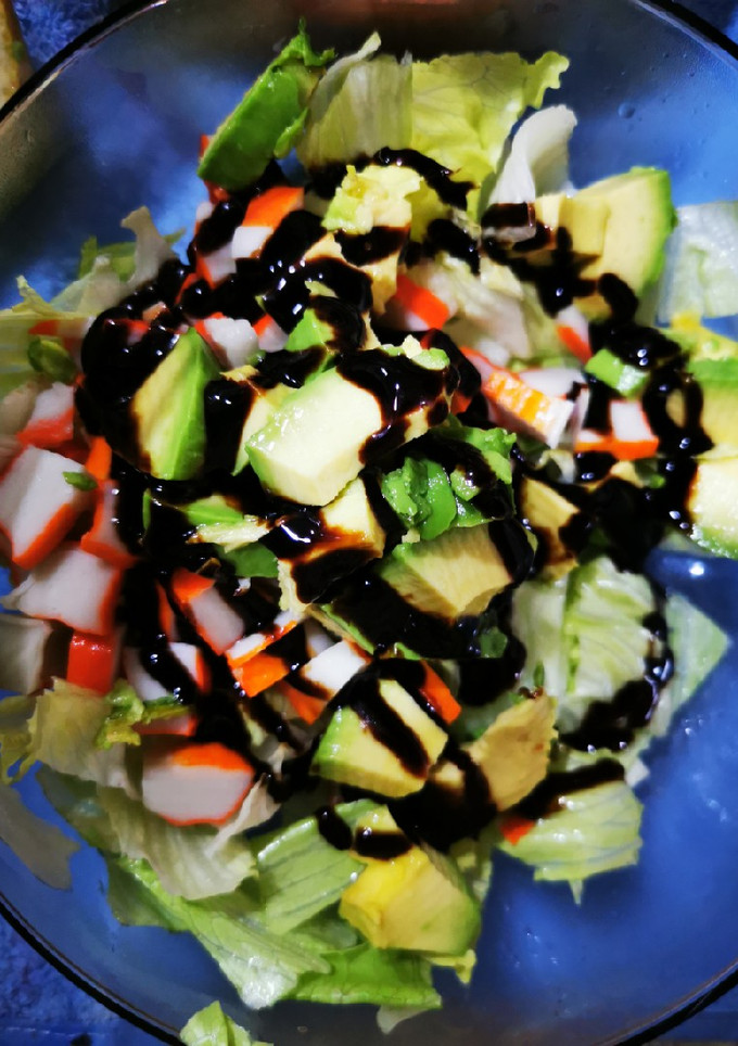 Una foto de Ensalada de aguacate y surimi
