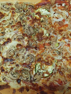 Una foto de Superpizza dos gustos, carbonara y verduras con atún. Thermomix
