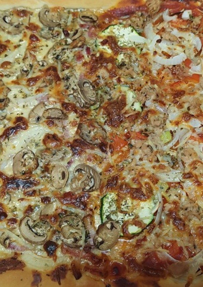 Una foto de Superpizza dos gustos, carbonara y verduras con atún. Thermomix
