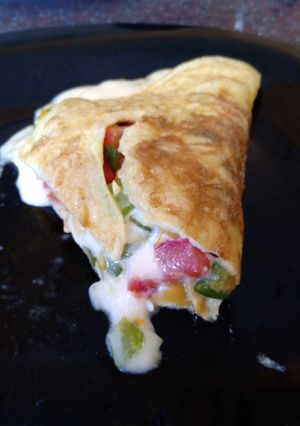 Una foto de Omelette de tomate, zapallitos verdes y queso