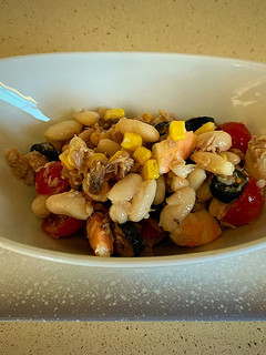 Una foto de Ensalada de alubias con langostinos