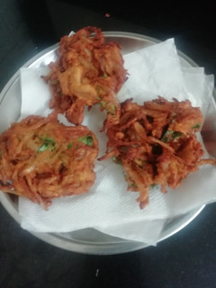 வெங்காய பஜ்ஜி(onion bajji recipe in tamil) செய்முறை முக்கிய புகைப்படம்