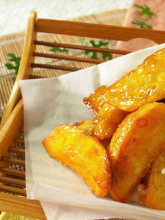 【甜點】拔絲地瓜。回味無窮的小點心 的食譜成品照片