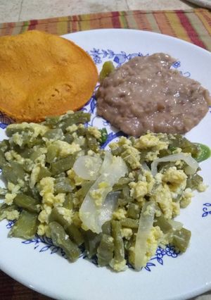 Una foto de Nopales con huevo..