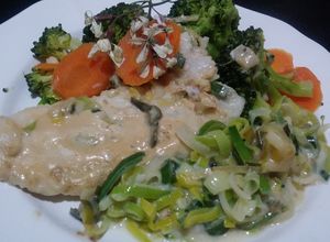 Una foto de Filetes de pescado con Salsa de Puerros, zanahorias y brócoli