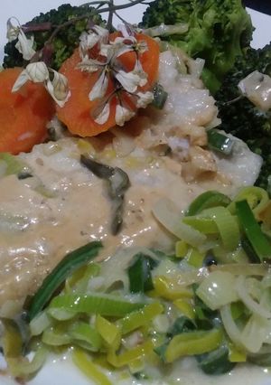 Una foto de Filetes de pescado con Salsa de Puerros, zanahorias y brócoli