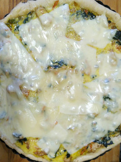 Una foto de Quiche de pollo con espinacas y verduras salteadas